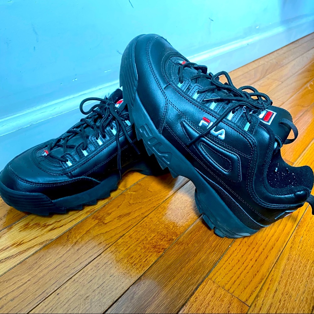 Fila men’s disruptor 2 sneakers lightly worn!!